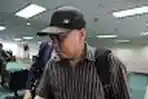 Gayus Keluar Ruang Sidang