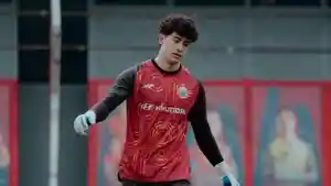 Kiper-keturunan-milik-Persija-Jakarta-Cyrus-Margono-saat-melakoni-latihan.jpg