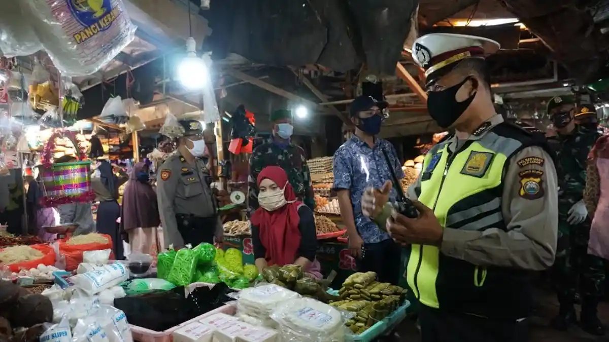 Kapolsek Panakkukang Cek Protokol Kesehatan di Pasar Toddopuli, Ada Pedagang Bandel?