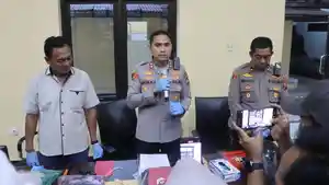 AKBP-Ayub-Diponegoro-Azhar-tengah-bersama-Kasatreskrim-Polres-Pacitan.jpg