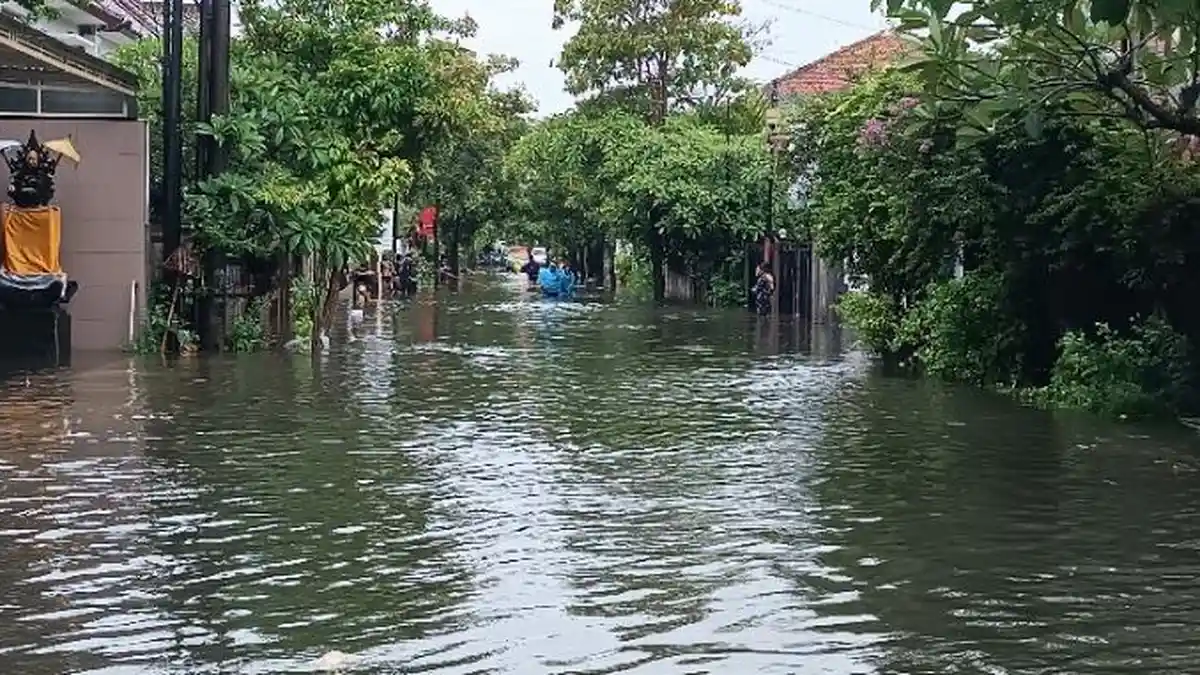 Jalan Gurita Sesetan Denpasar Dikepung Banjir, Seorang Bayi Dievakuasi