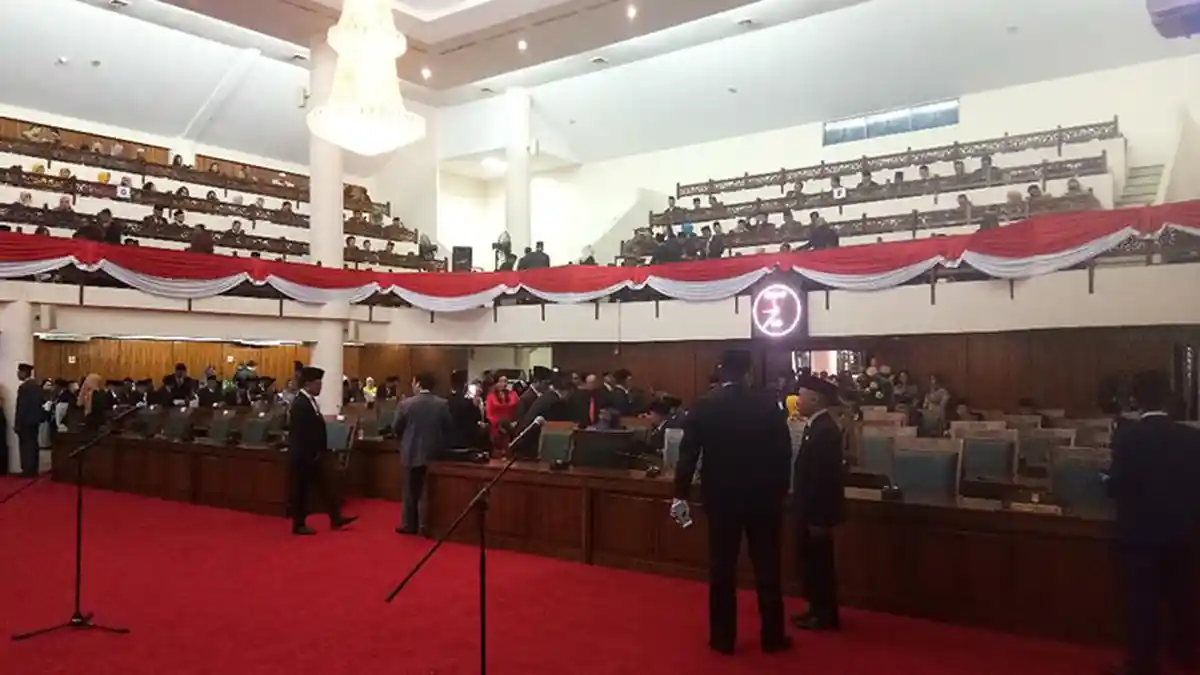 Pelantikan DPRD Kalbar Diwarnai Aksi Demonstrasi Mahasiswa se Kalbar