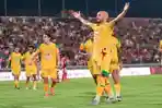 Bek-Persebaya-Surabaya-Risto-Mistrevski-berselebrasi-saat-berhasil-membobol-gawang-Bali-United.jpg