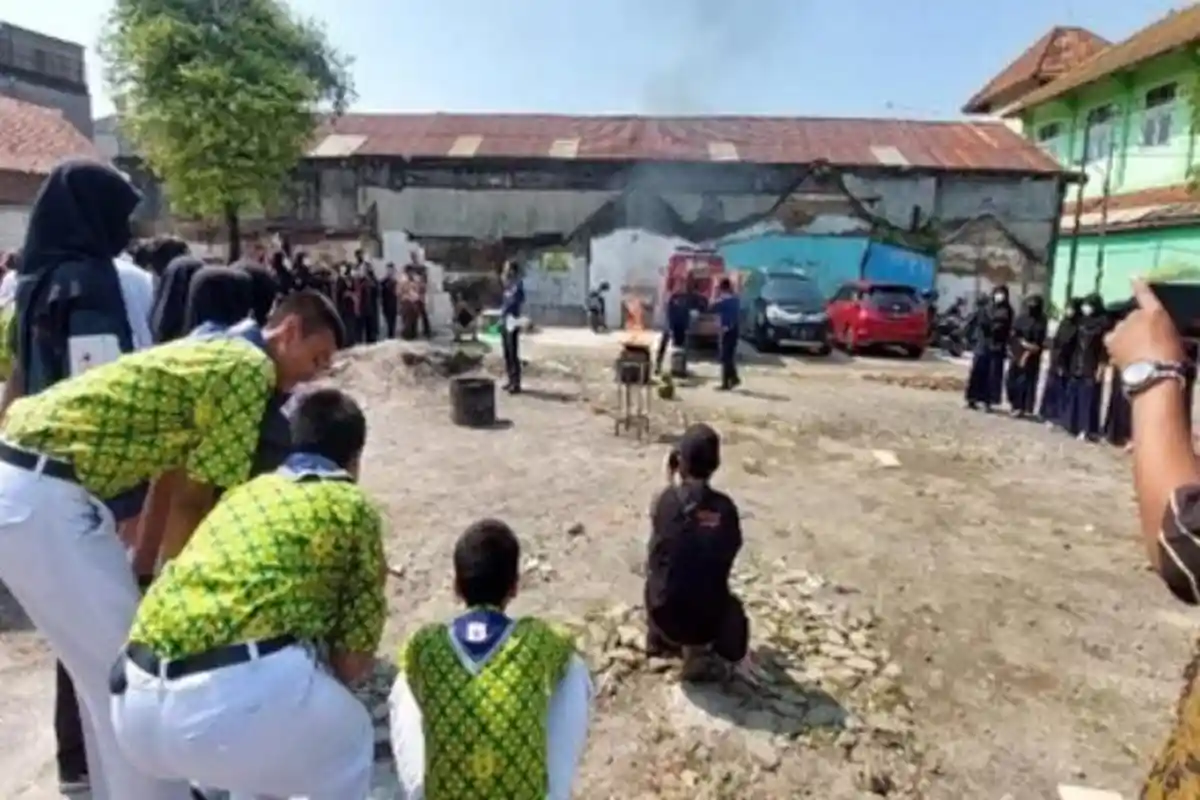 Kuatkan Peran Sekolah Hadapi Keadaan Darurat, Dosen Prodi D4 K3 UNS Lakukan Sosialisasi & Simulasi 