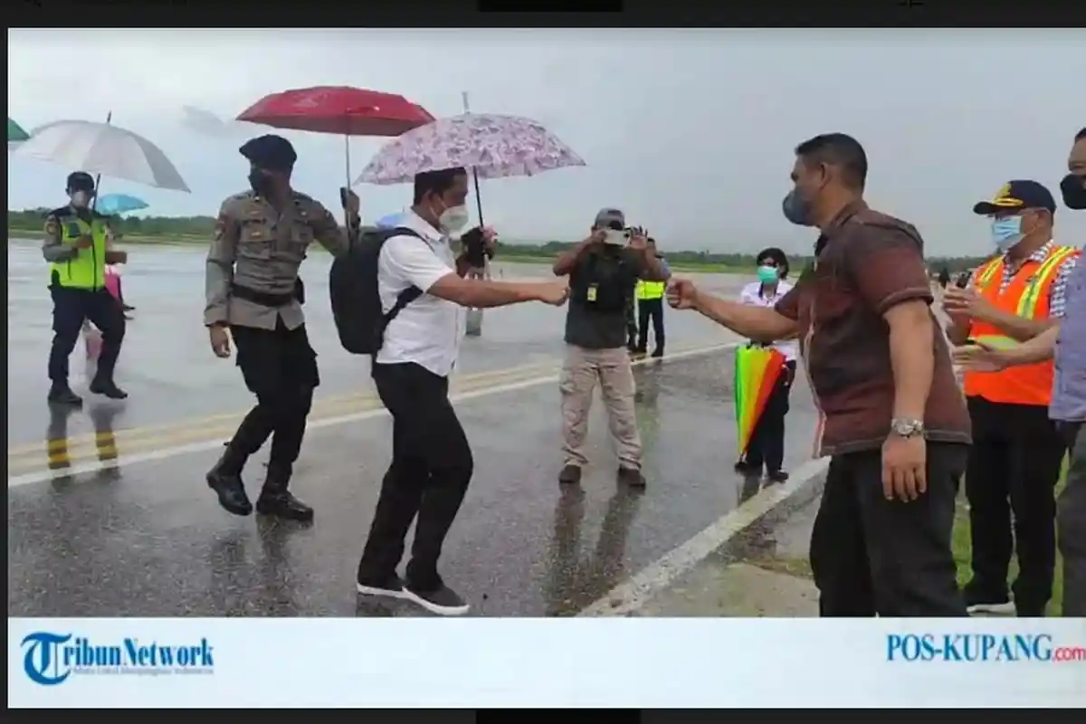 Diiringi Hujan, Kapolres Fajar Widyadharma dan Keluarga Tiba di Sumba Timur