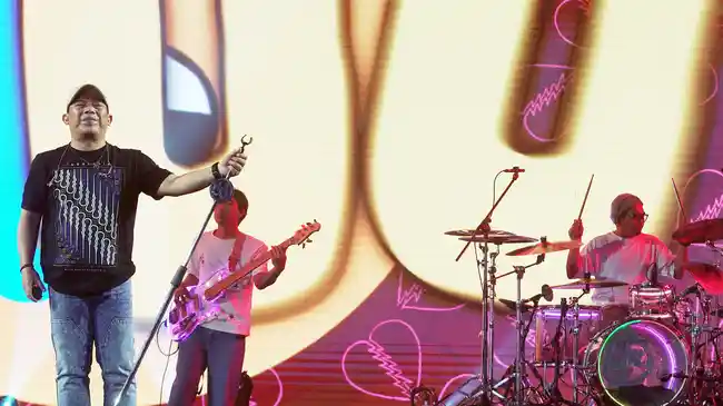 Momen Penuh Doa di Panggung Synchronize Fest  2025 dari Wali Band untuk Palestina 