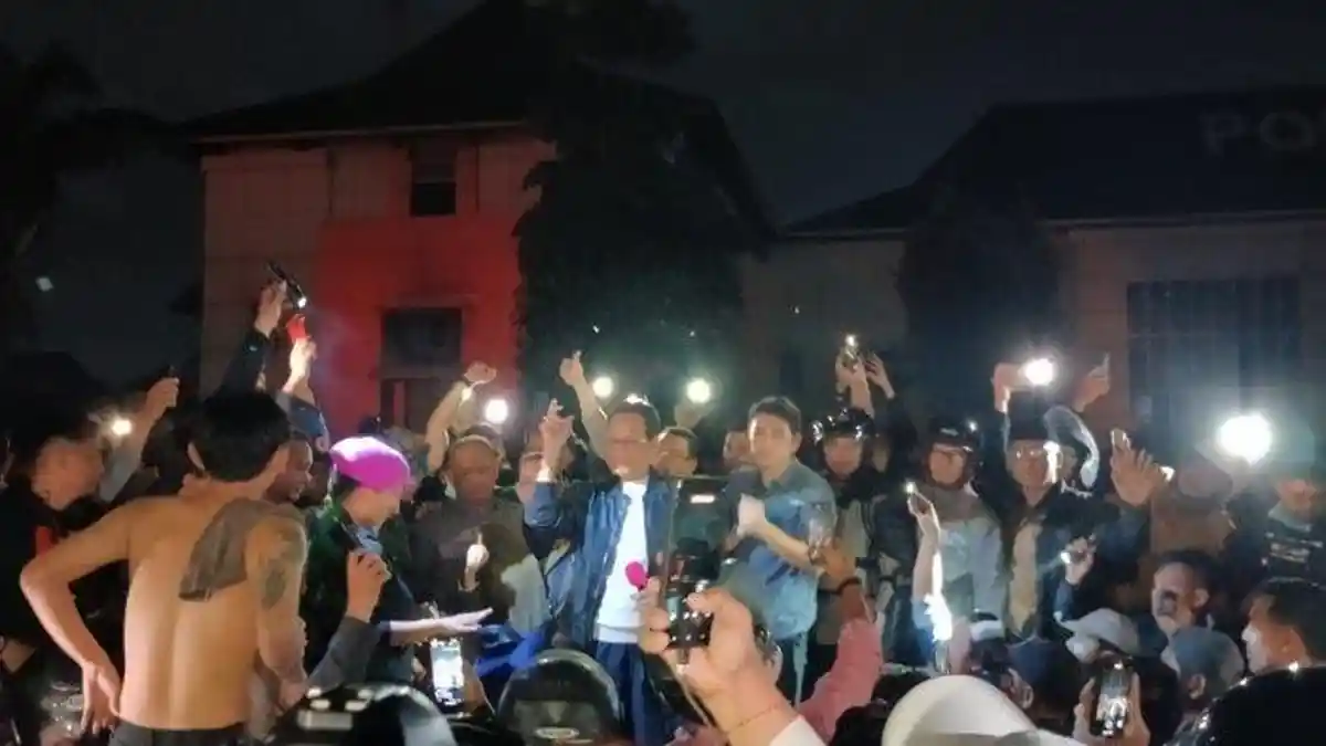 Terobos Massa, Sri Sultan Hamengku Buwono X Temui Demonstran di Mapolda DIY, Ini Pesannya!
