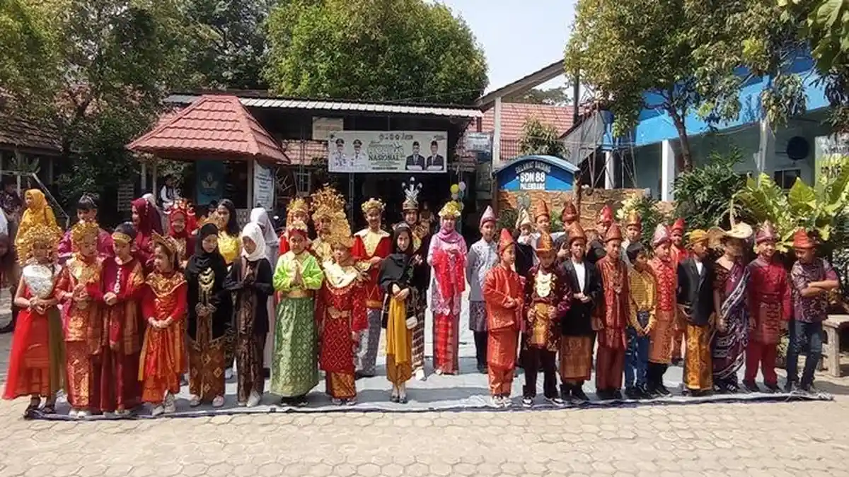 Semarak Hardiknas di SD Negeri 88 Palembang, Warna-Warni Pakaian Adat dan Semangat Kompetisi Membara