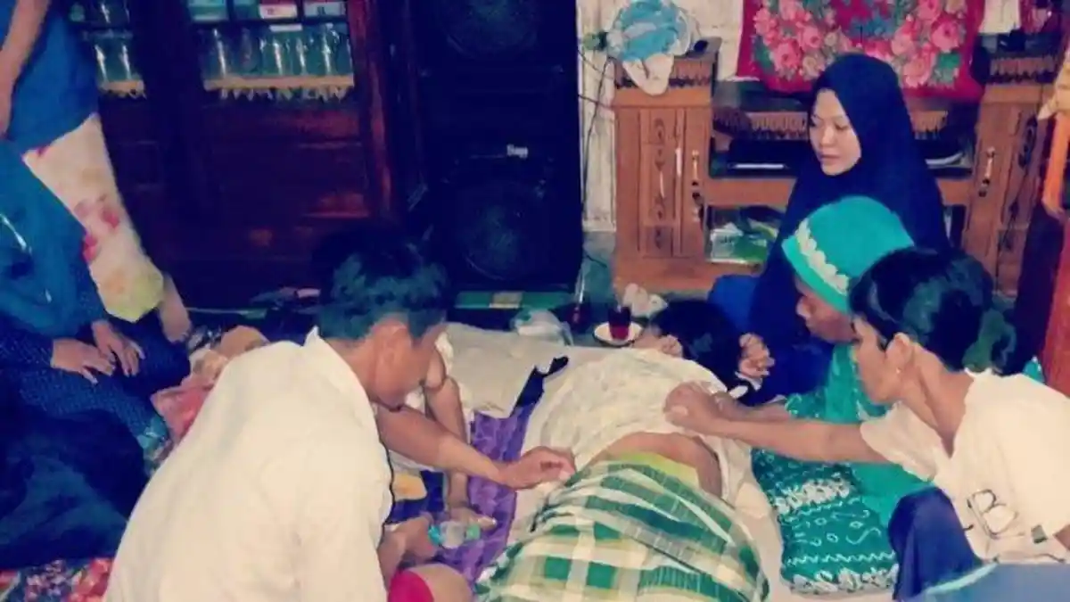 Diduga karena Main HP Saat Hujan, 7 Orang di Lampung Tersambar Petir saat Berteduh