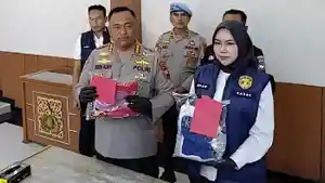Kapolresta-Cilacap-menunjukkan-barang-bukti-kasus-ayah-cabuli-anak-kandung.jpg