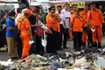 Keluarga Korban Datangi Posko Evakuasi di Tanjung Priok