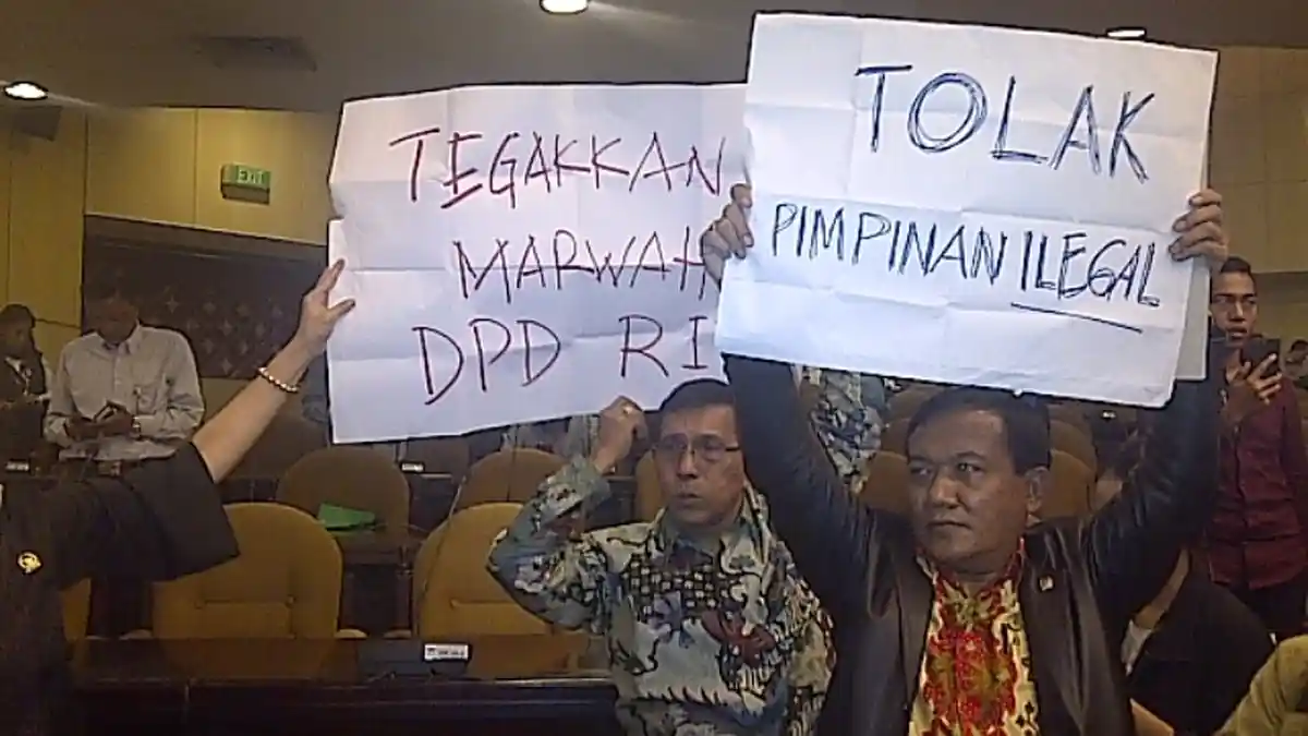 Poster Tolak Pimpinan DPD Ilegal Membentang di Sidang Paripurna yang Ricuh