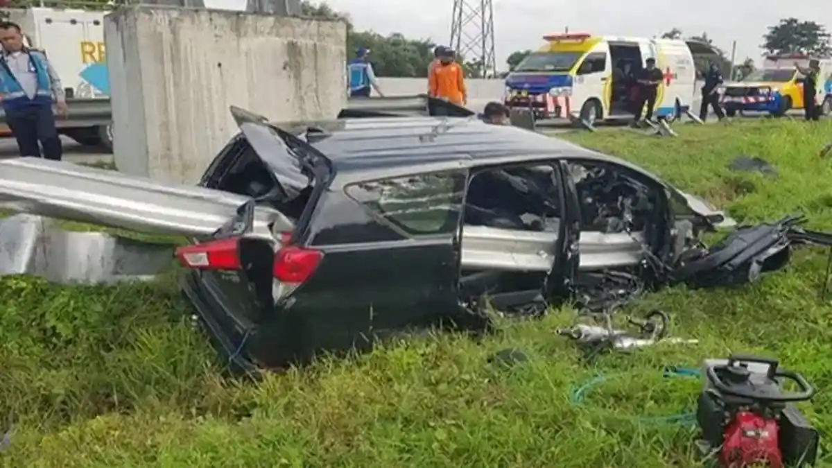 Kecelakaan Maut, Seorang WNA Jepang Tewas, Mobil yang Ditumpangi Tabrak Pagar Besi hingga Tembus