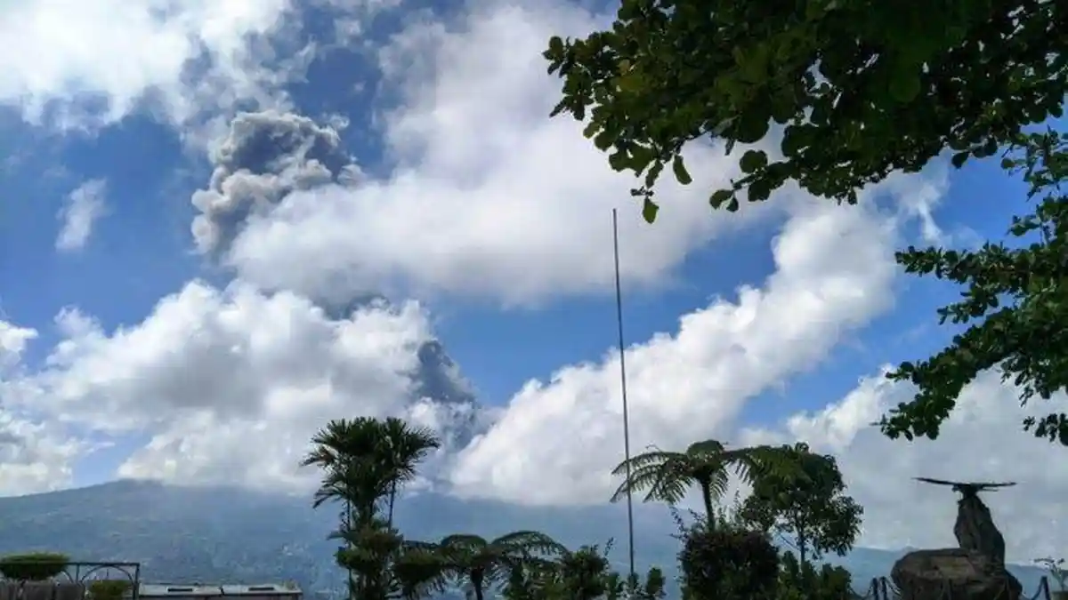 Sebagian Wilayah di Magelang Hujan Abu Pasca Erupsi Gunung Merapi
