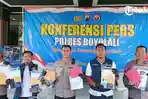 Kapolres-Boyolali-AKBP-Indra-Maulana-Saputra-bersama-PJU-memperlihat-barang-bukti.jpg