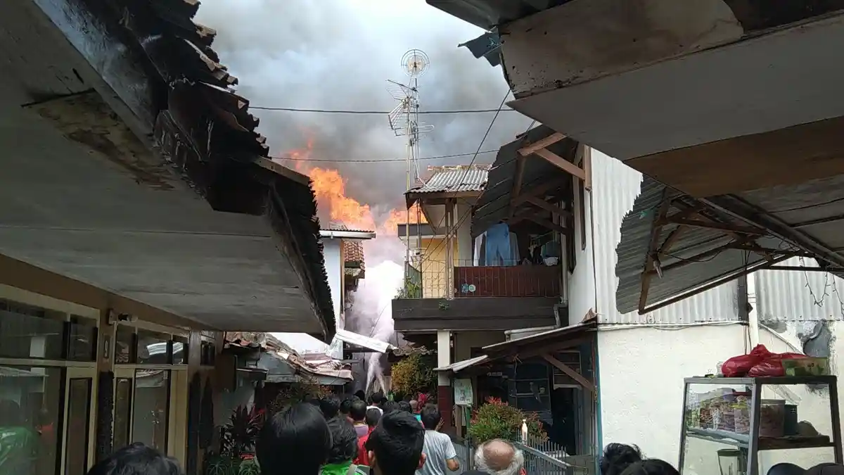 Gapura Permanen Sulitkan Damkar Bandung Padamkan Api, Seorang Petugas Tersengat Aliran Listrik