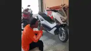 Gerobak-es-keliling-terparkir-karena-tak-bisa-berjualan-akibat-listrik-padam_.jpg