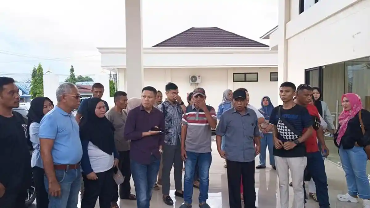 Keluarga Serbu Kejari Kotamobagu, Minta Mantan Kadis PMD Bolmong Segera Dibebaskan