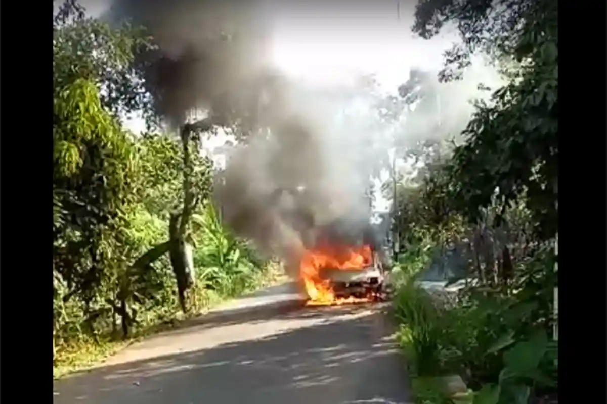 BREAKING NEWS - Mobil Ludes Terbakar di Desa Antibar Mempawah Gegerkan Warga - satu-unit-mobil-nyaris-habis-terbakar-di-desa-antibar-kecamatan-mempawah-timur.jpg
