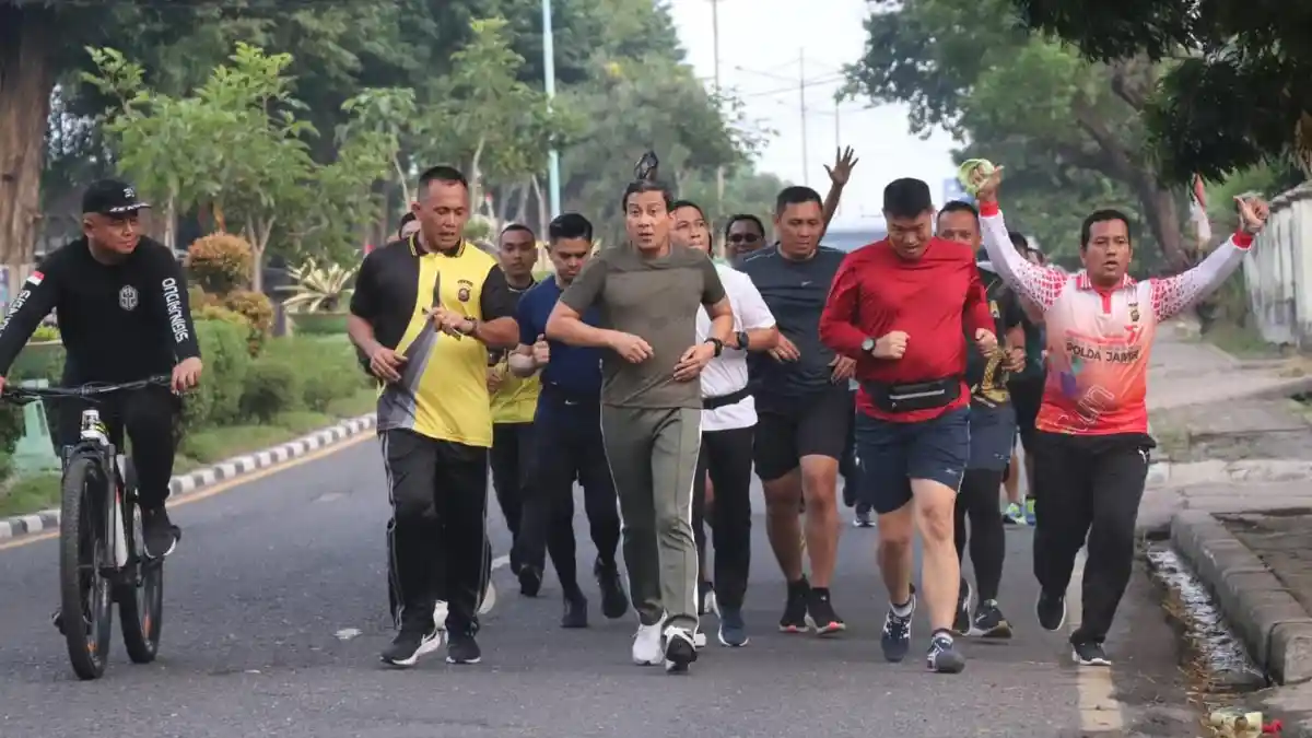 Irwasum Polri dan Wakapolda Jambi Olahraga Bersama PJU Polda Jambi