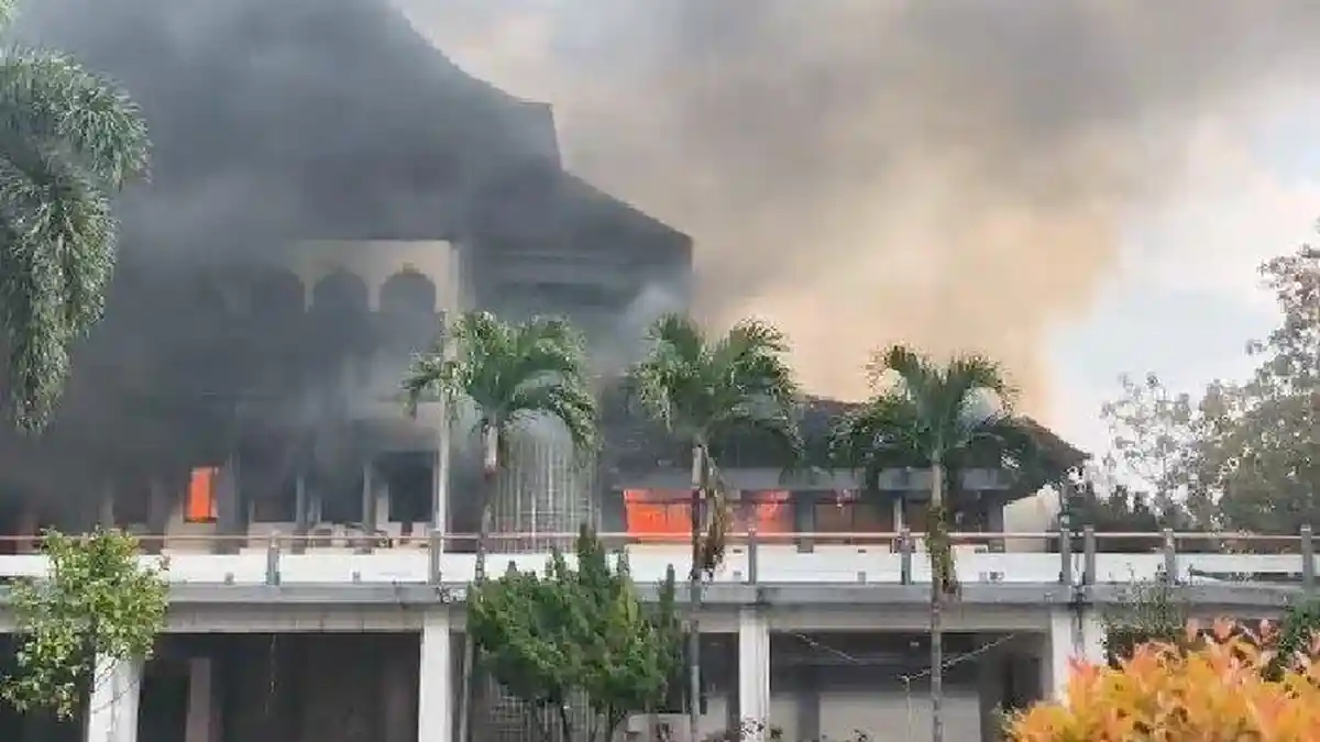 TERBARU Demo Hari ini, Api Bakar Gedung DPRD NTB cek Jakarta hingga Palangka Raya Kalteng