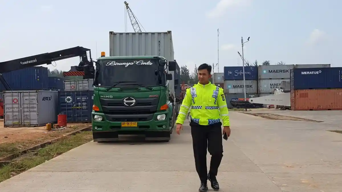 Kontainer Tangkapan di Pelabuhan Kijang Diangkut ke Mapolres. Mengejutkan! Benarkah Ini Isinya?
