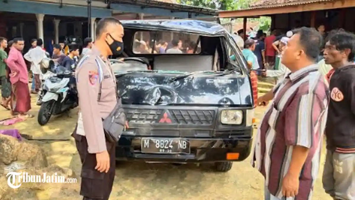Gara-gara Solar Bocor, Pikap Rombongan Ponpes Terguling di Pamekasan, 2 Penumpang Patah Tulang