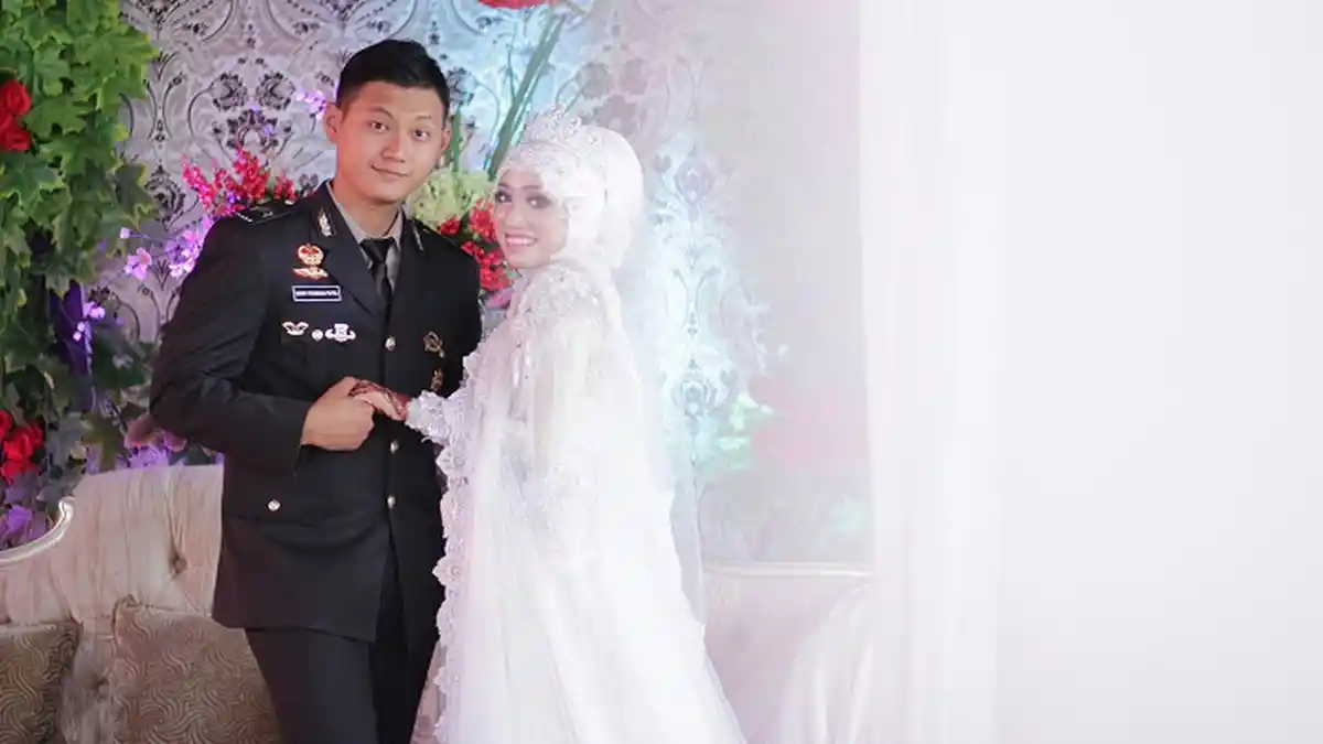 Briptu Berry Tewas Tertembak Saat Mengejar Kelompok Separatis, Foto-foto dengan Istrinya Iris Hati!