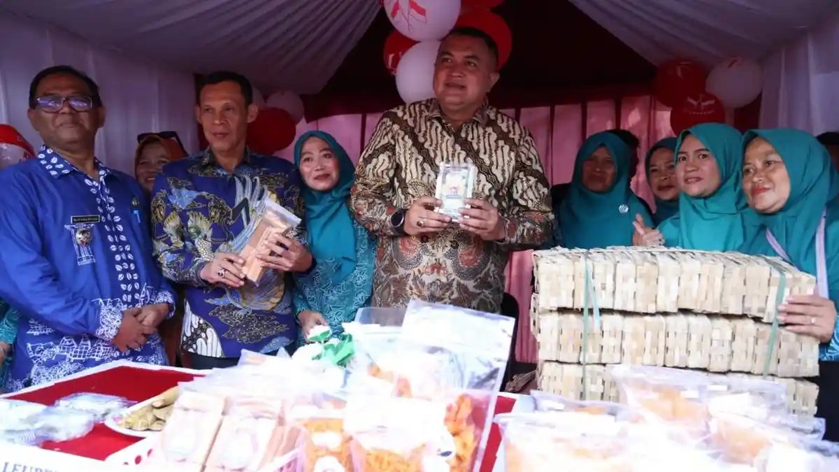 Tinjau Gebyar Pelayanan Terpadu di Cijeruk, Bupati Bogor: UMKM Harus Naik Kelas