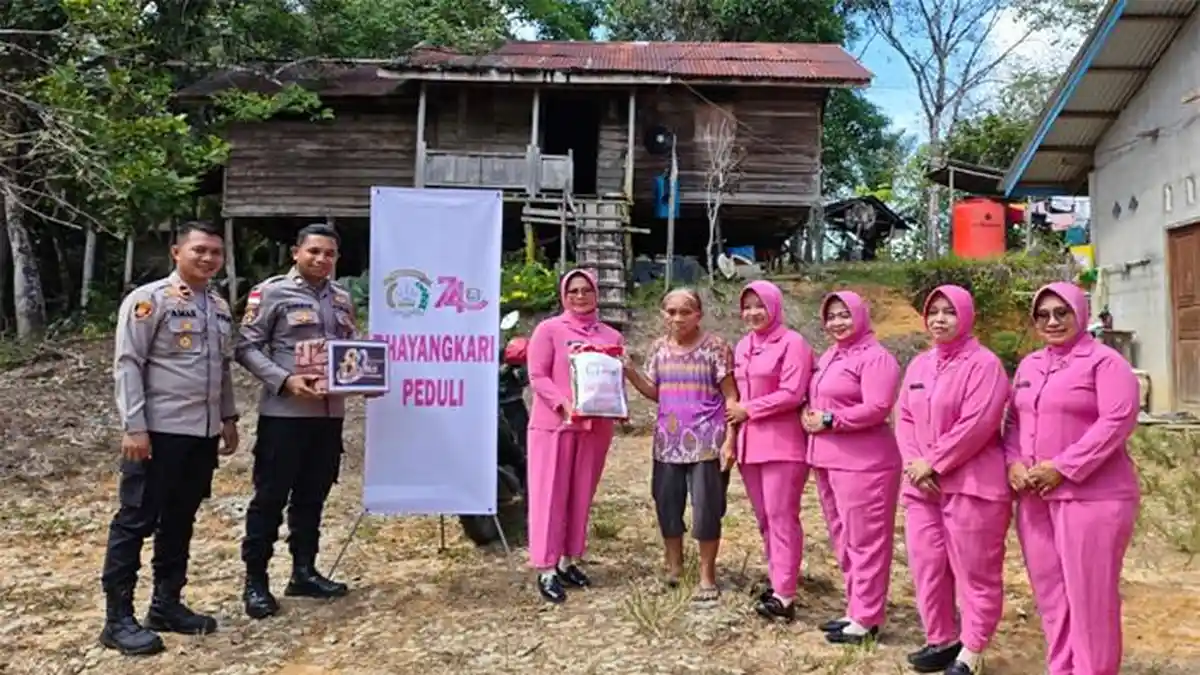 Kapolsek Amarullah Pimpin Langsung Penyaluran Bansos untuk Warga Kurang Mampu Kecamatan Silat Hilir - Tribunpontianak.co.id