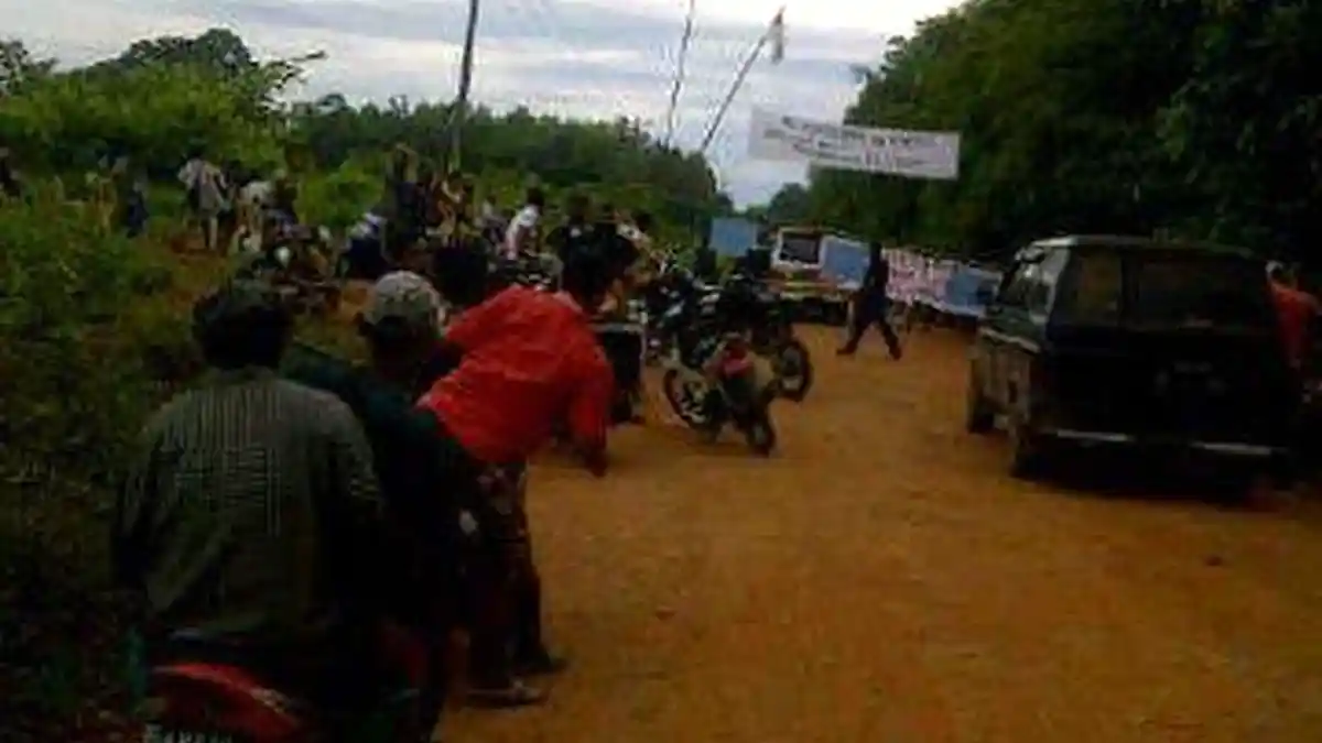 Warga Tujuh Desa Blokir Jalan