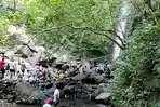 Ritual Mandi di Air Terjun Montel dan Buang Pakaian Lama yang Dikenakan, Dipercaya Buang Sial