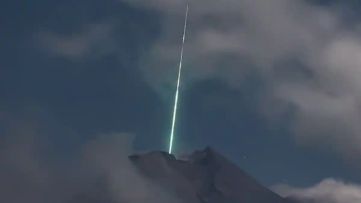 Viral Fenomena Objek Bercahaya di Gunung Merapi, Begini Kesaksian Si Pemotret saat di Lokasi