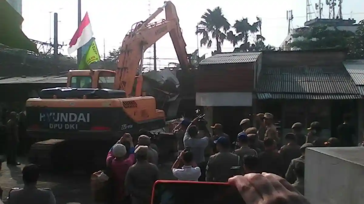 Warga Rawajati Pasrah Alat Berat Hancurkan Bangunan Mereka