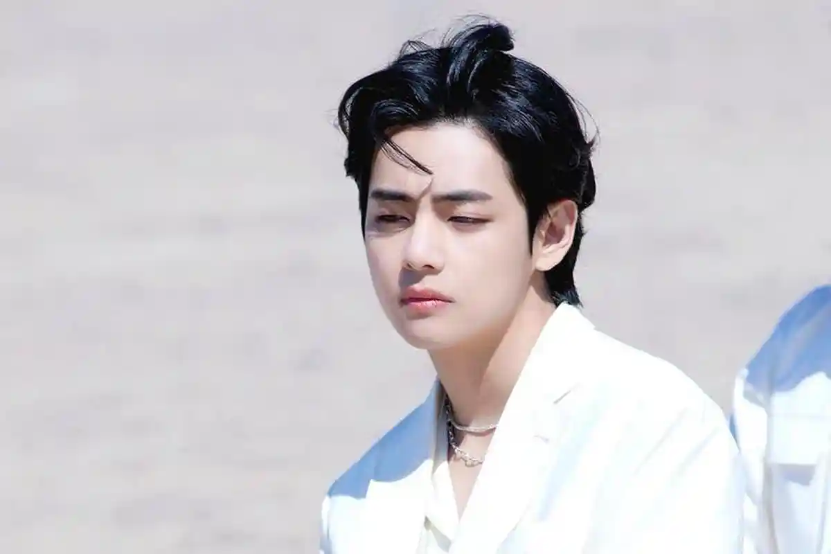 Tiru Gaya Ikonik Taehyung BTS dengan OOTD Ini: Simpel, Stylish, dan Mudah Ditiru