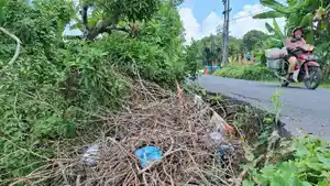 Cegah-Kendaraan-Masuk-Sungai-Warga-Pandan-Arang-Ogan-Ilir-Pilih-Tumpuk-Kayu-di-Jalan-yang-Ambles.jpg