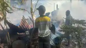 Rumah-terbakar-di-Kawaliwu-Kecamatan-Lewolema-1234.jpg