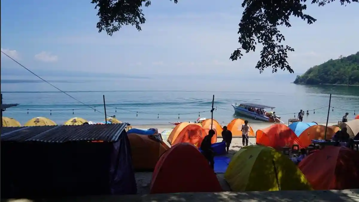 Pantai Pangkodian, Spot Wisata yang Diburu Pengunjung saat Libur Idul Fitri di Toba