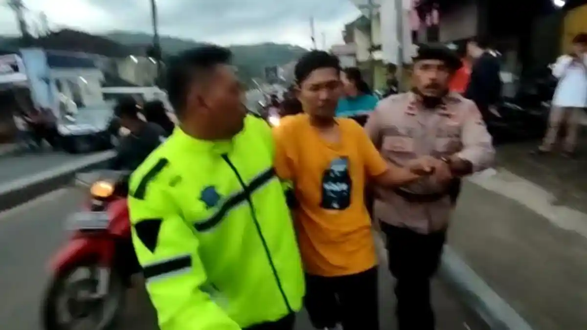 One Way Diterapkan di Malangbong, 2 Pria Ini Ajak Duel Polisi, Nyaris Tabrak Petugas