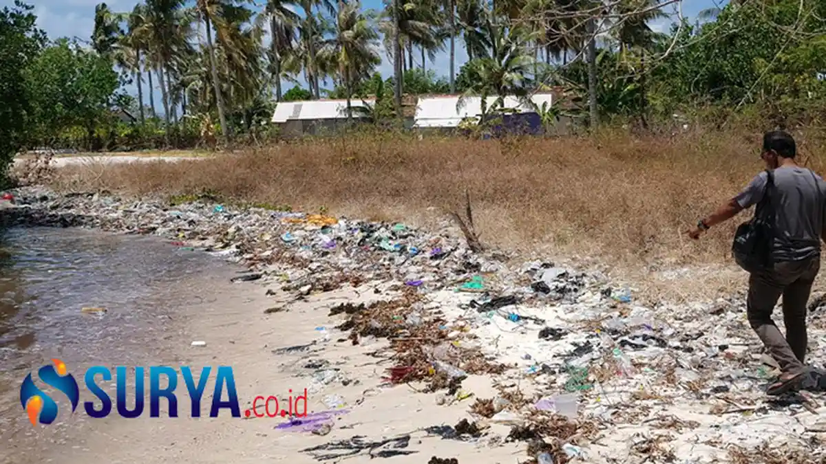 Jorok, Pantai Sapeken Sumenep Dipenuhi Sampah Buangan Warga