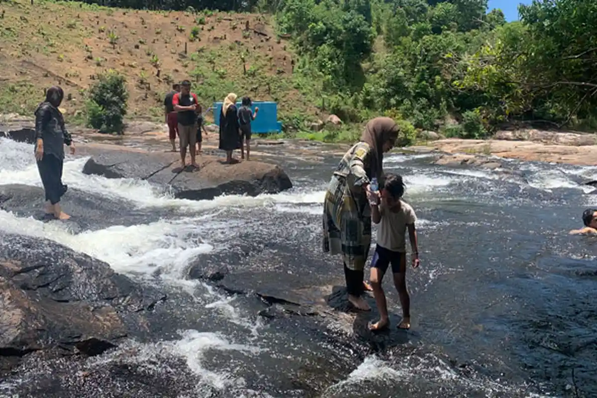 GRATIS! Lokasi Air Terjun Temburun Tarempa Timur Tak Pernah Sepi Pengunjung saat Weekend