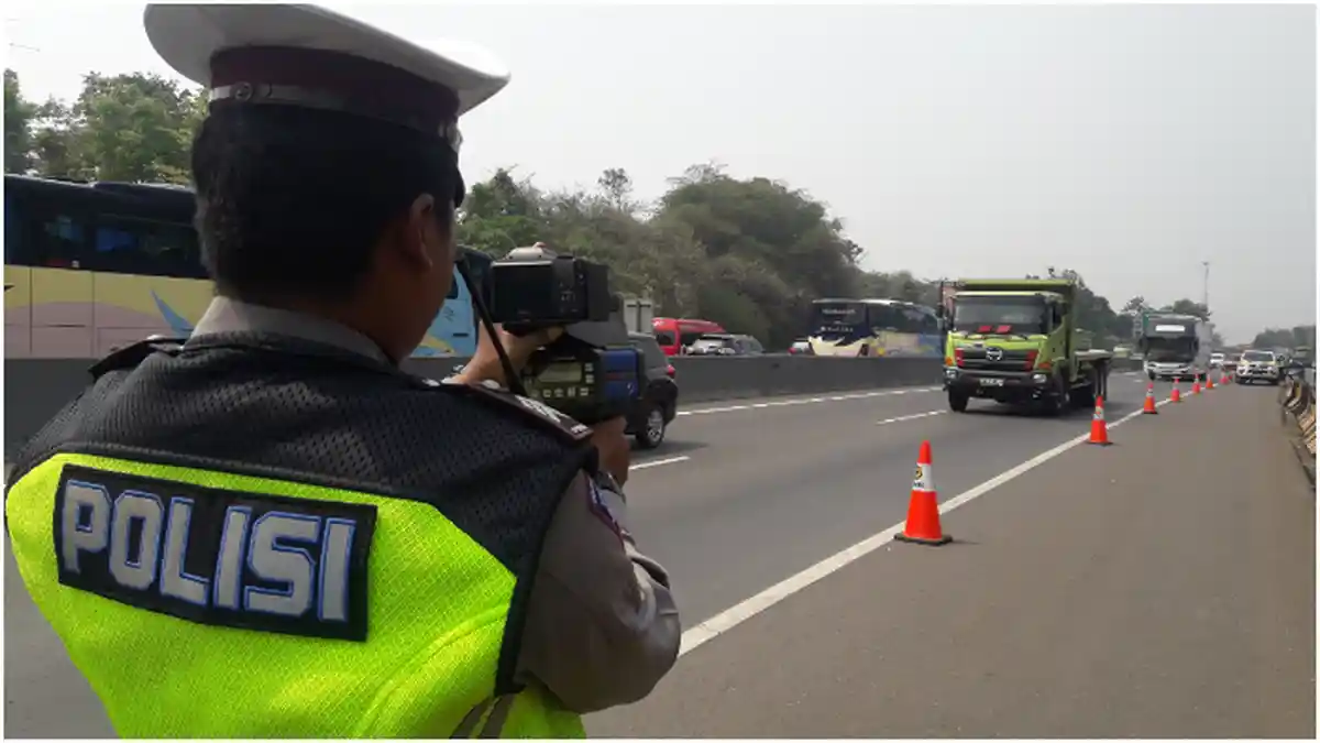 Antisipasi Kecelakaan di Tol, Polres Cimahi Gelar Periksa Kendaraan Besar di Tol Cipularang