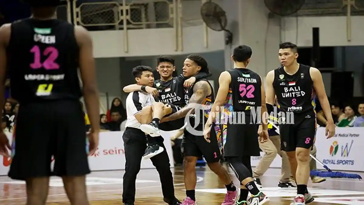 Berita Foto: Rajawali Medan Kalah dari Bali United Basketball dengan Skor Akhir 66-82 - 22032024_MENGALAMI-CEDERA_ABDAN-SYAKURO-1.jpg