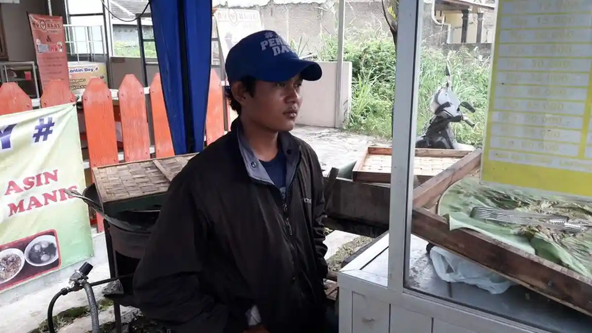 Irsad Pun Pasrah, Bonek Gasak Pisang Cokelat di GBLA, Langsung Ngeloyor Enggak Bayar