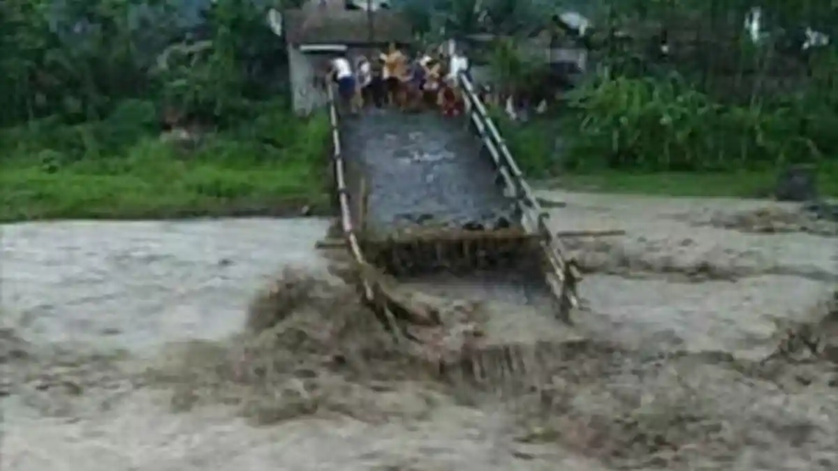 Banjir Besar di Kendal Putuskan Jembatan Kaliputih