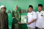 Faida-Mantan-Bupati-Daftar-di-DPC-PKB-Jember-untuk-Pilkada.jpg