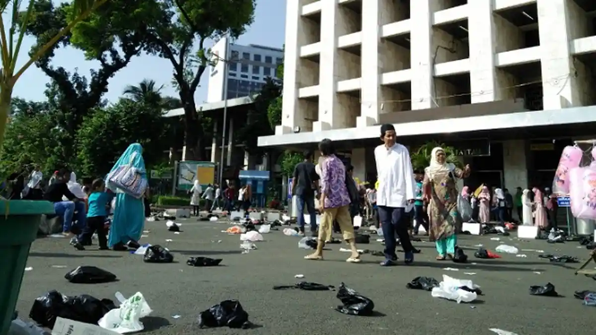 Sampah Berserakan di Masjid Istiqlal