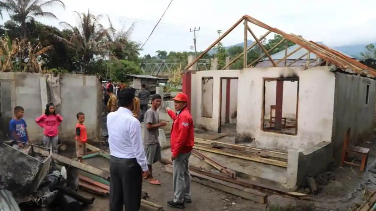 Bupati Lampung Barat Tinjau Korban Kebakaran dan Jenguk Warga Pengidap Kanker Tulang