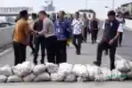 Warga Tutup Akses ke Flyover Ciroyom