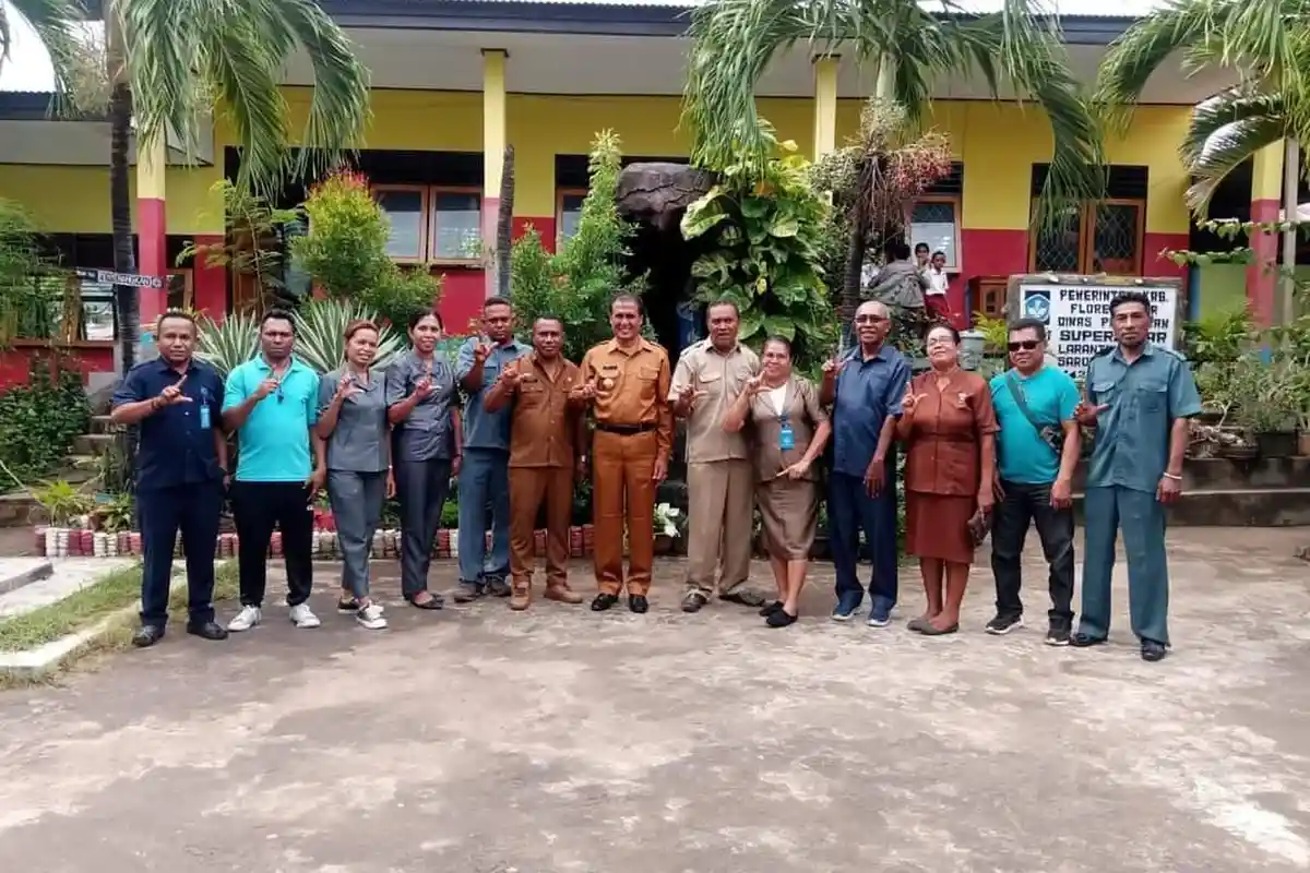 Berkunjung ke SDI Supersemar Sarotari Larantuka, Penjabat Bupati Flores Timur Beri Pujian